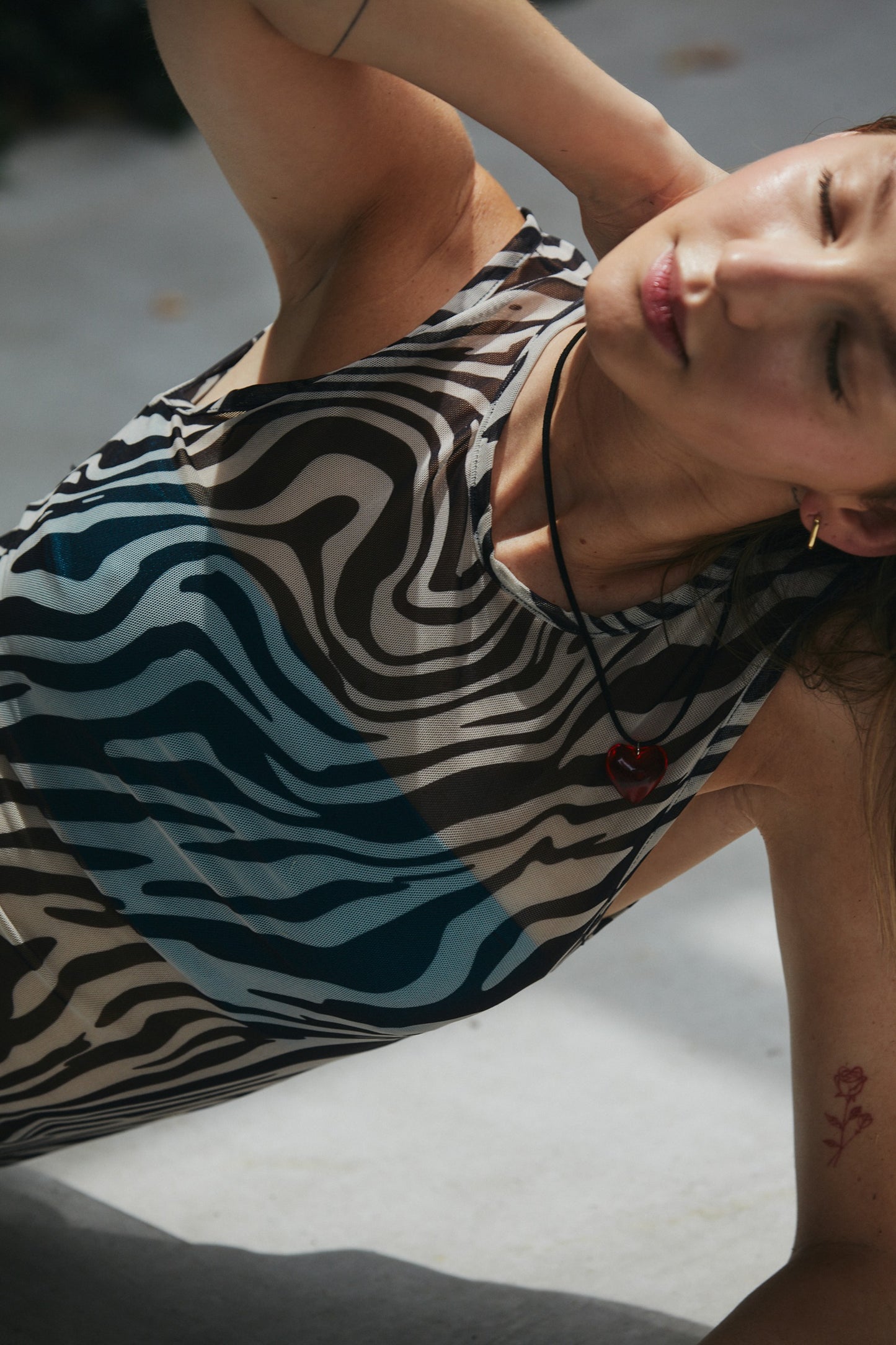 VESTIDO CALA BLANCO Y NEGRO